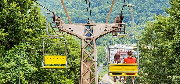 Gatlinburg_obbergatlinburg_Couple_650x330px-600x280